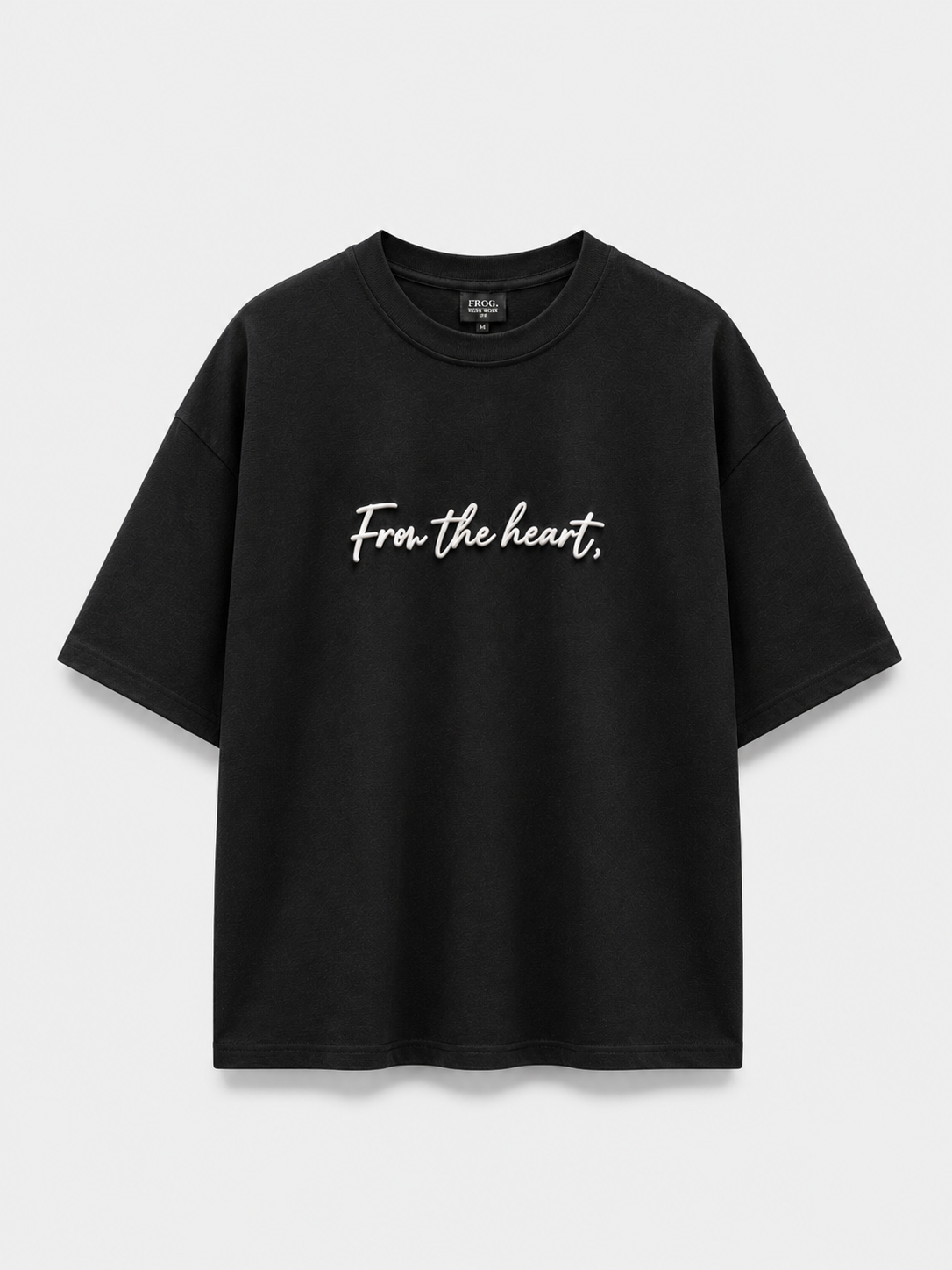 Short sleeve T-shirt with with exclusive graphic prints on the front and back, featuring a round neck. Made from 100% premium interlock cotton.